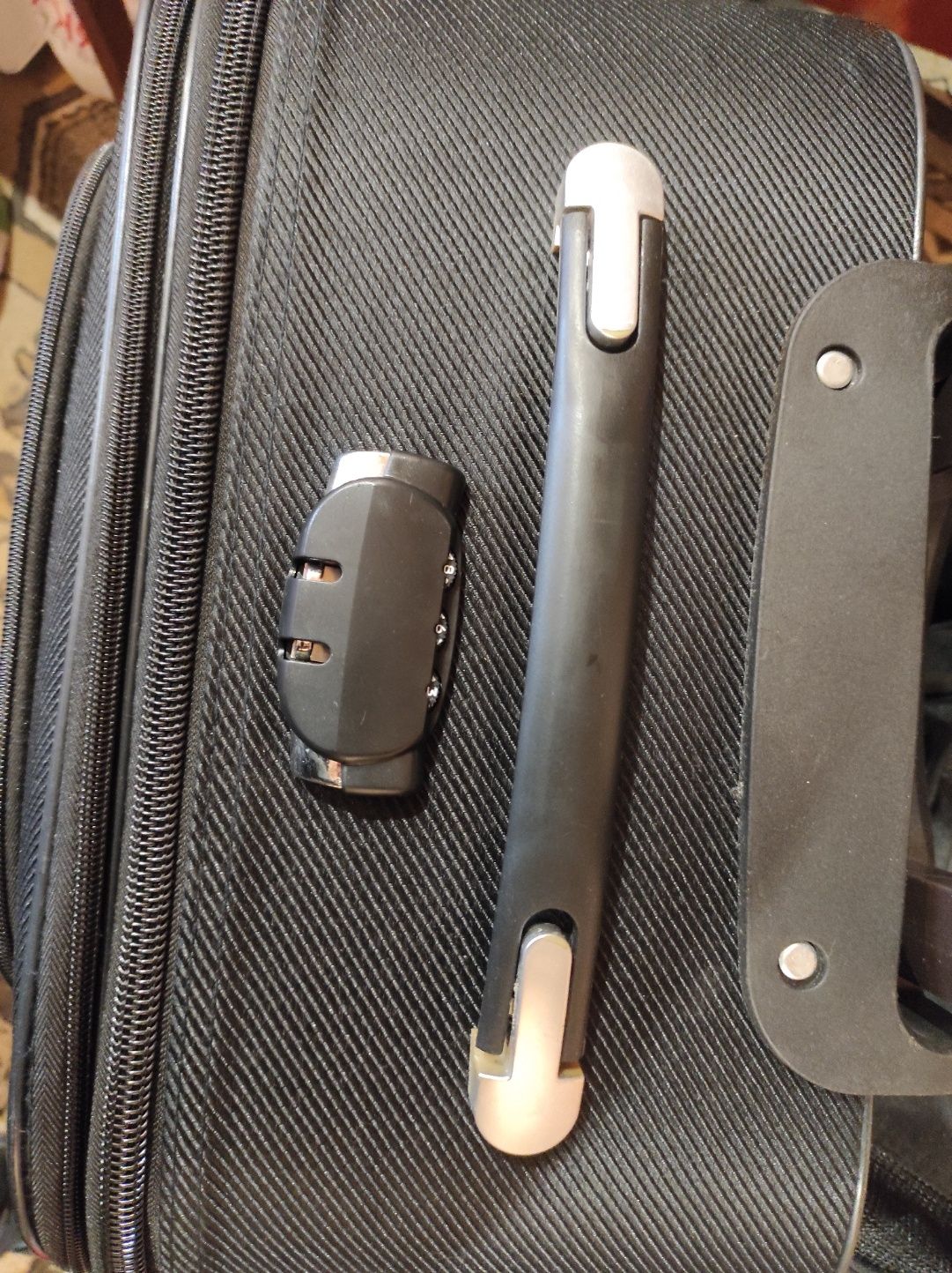 Дорожня валіза чемодан середня на колесах з ручкою та кодовим замком