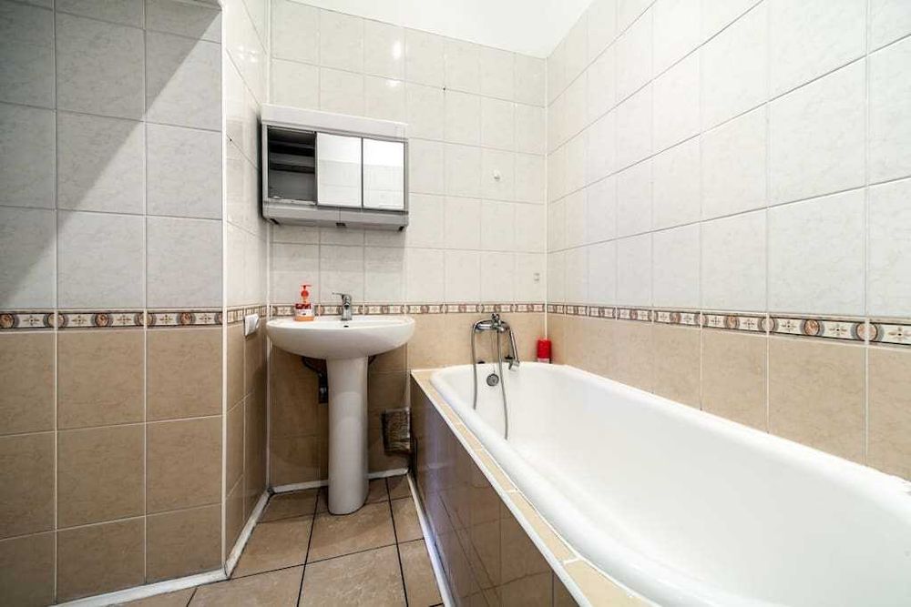 Подобово Львів .Власник.  2-кім квартира в центрі з балконом.