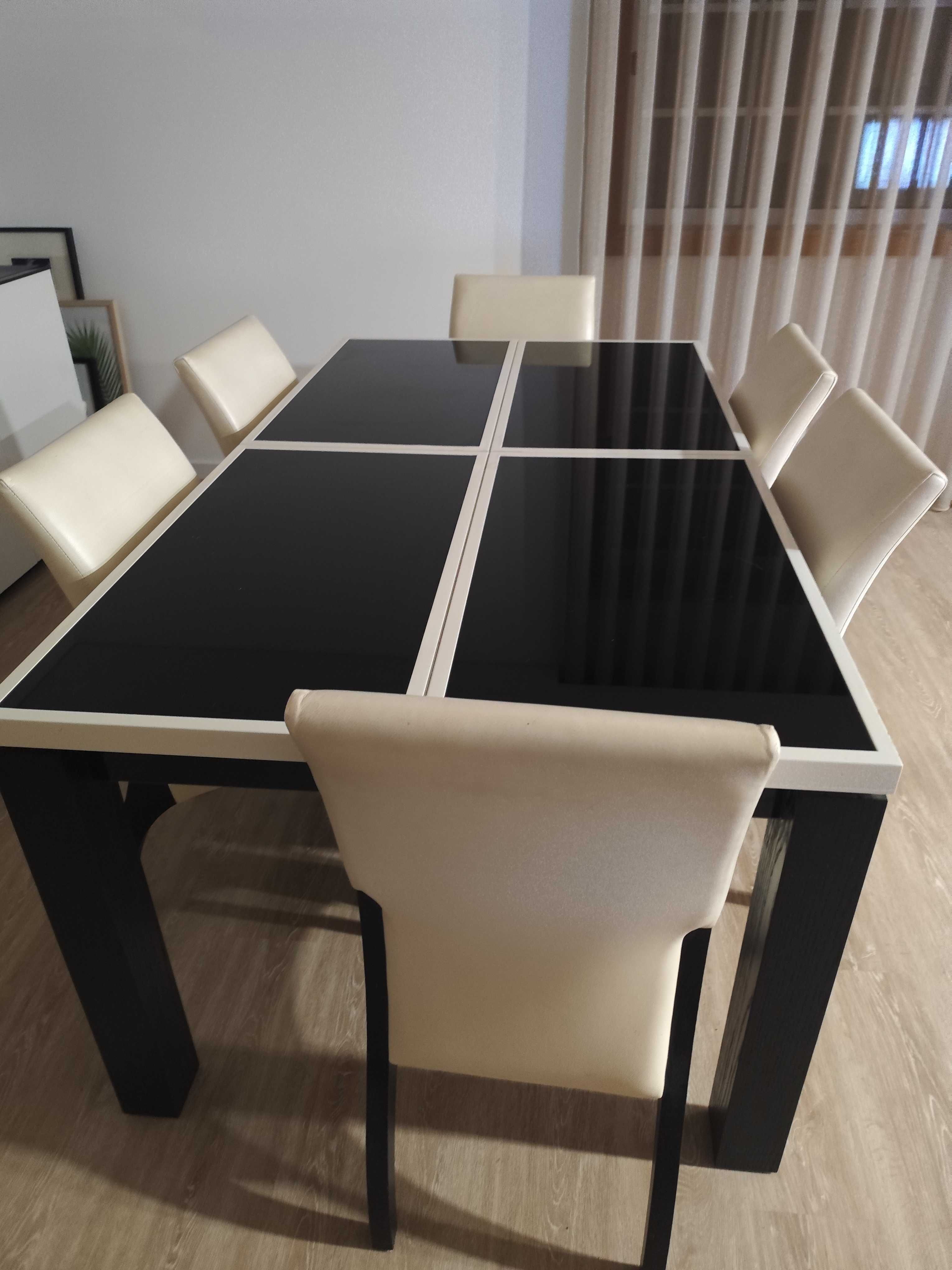 Mesa + 6 cadeiras e Aparador