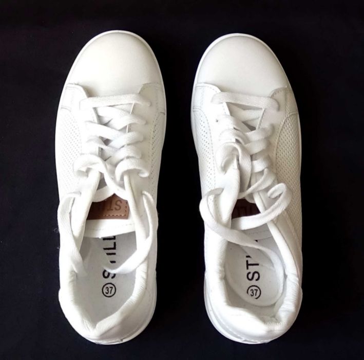 Продам кроссовки, бренд "STILLI", белый цвет , размер 37 .