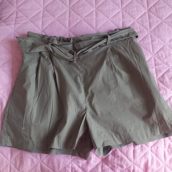 Modne oliwkowe spodenki Zara M