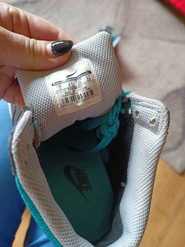 Buty sportowe Nike.