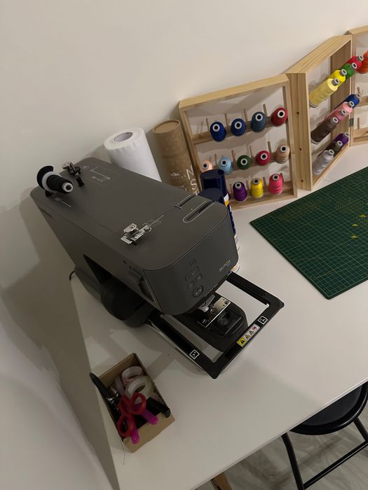 Máquina de Bordar Brother PP1 Skitch + 31 Linhas Madeira + Outros