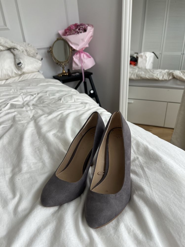 Szare szpilki 39 Zara zamszowe eleganckie obcasy wesele buty