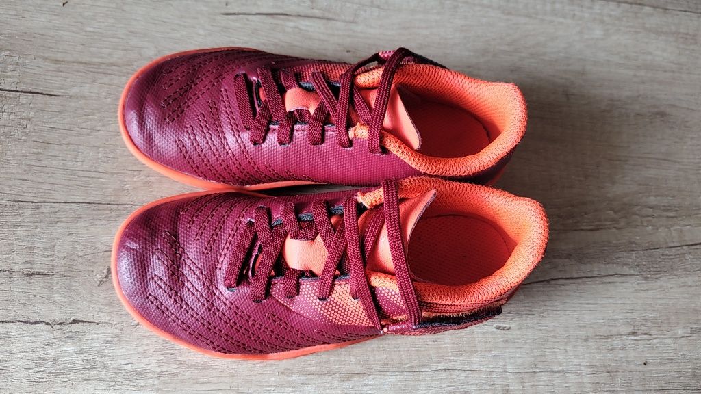 Buty Kipsta do piłki nożnej dla dzieci - Turfy rozmiar 28.