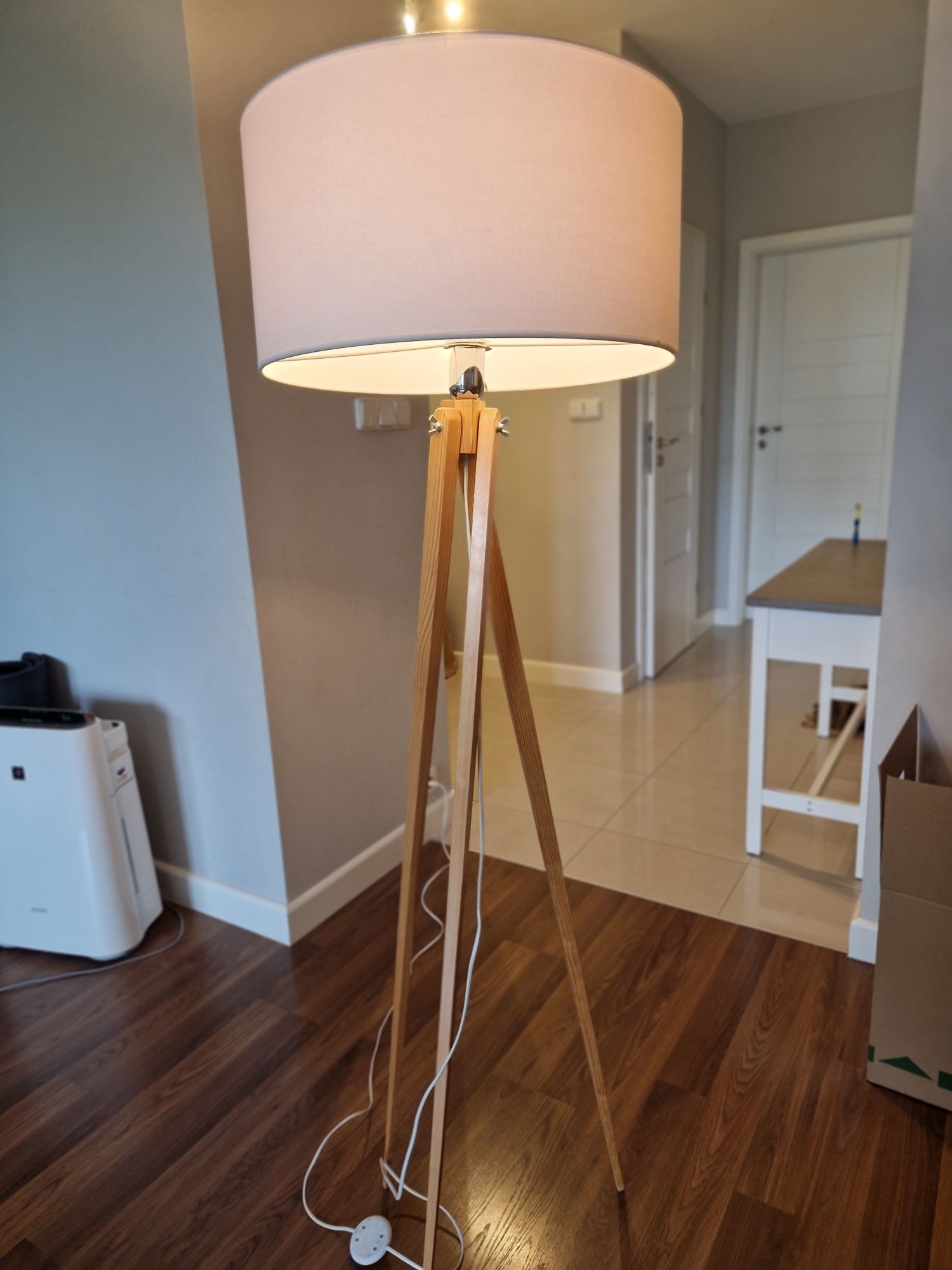 Lampa stojąca na 3 nogach