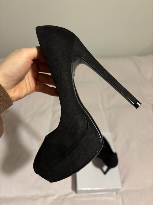 Wysokie czarne szpilki