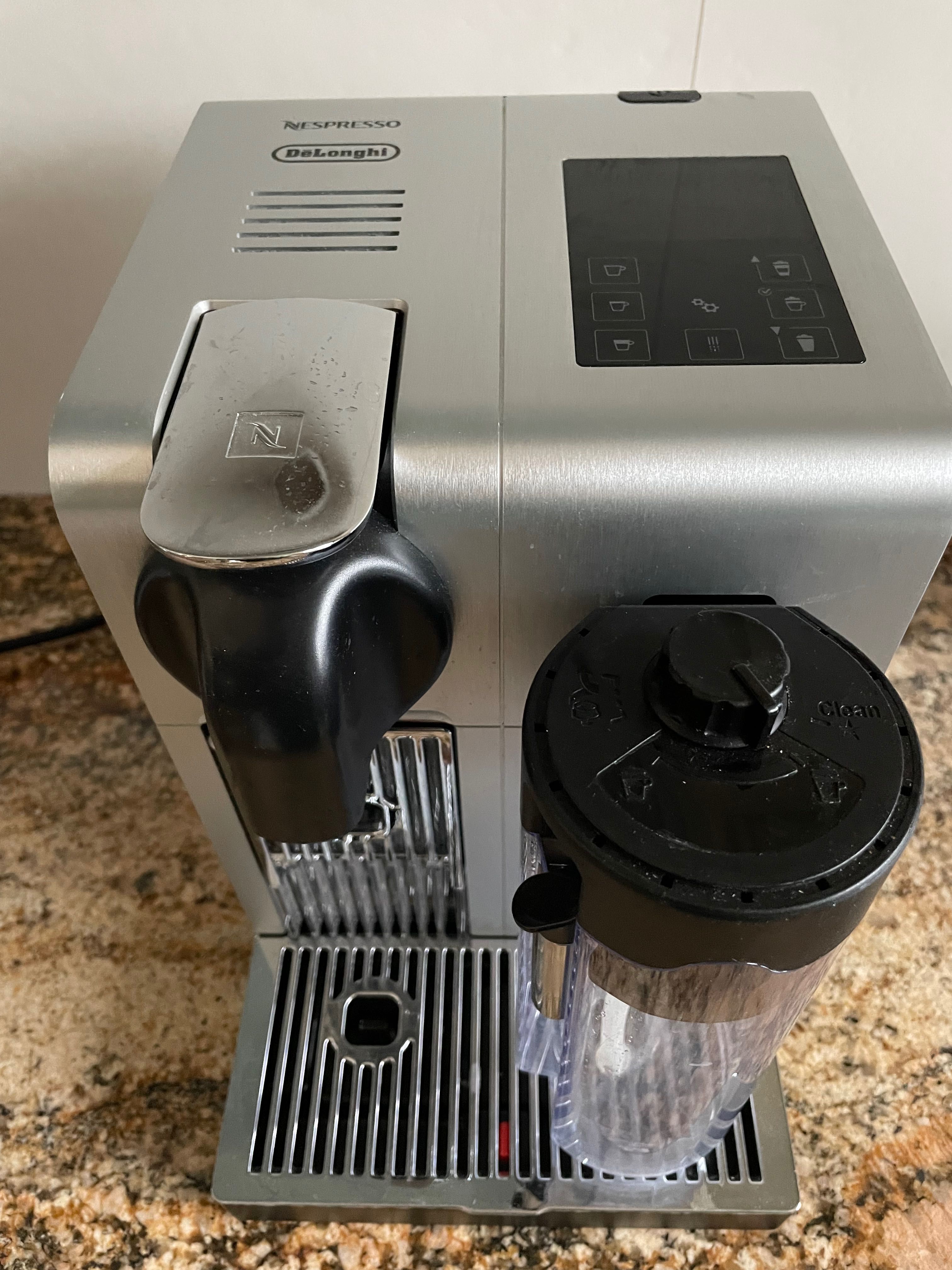 Ekspress do kawy Nespresso Delonghi