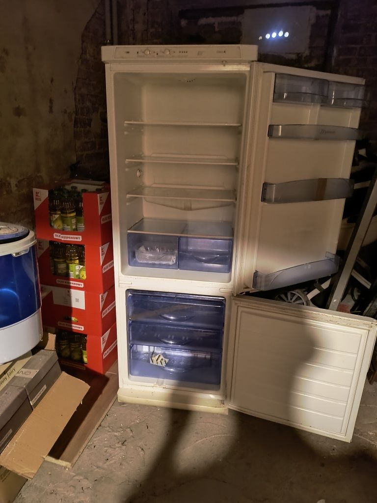 Sprzedam używaną lodówkę sprawna