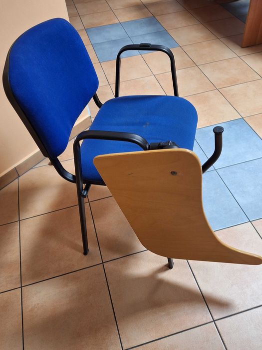 Krzesła konferencyjne z blatem lub bez oraz meble biurowe