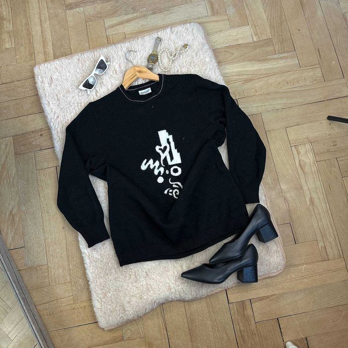 Idealny na teraz czarny sweterek vintage z haftem oversize Basic must