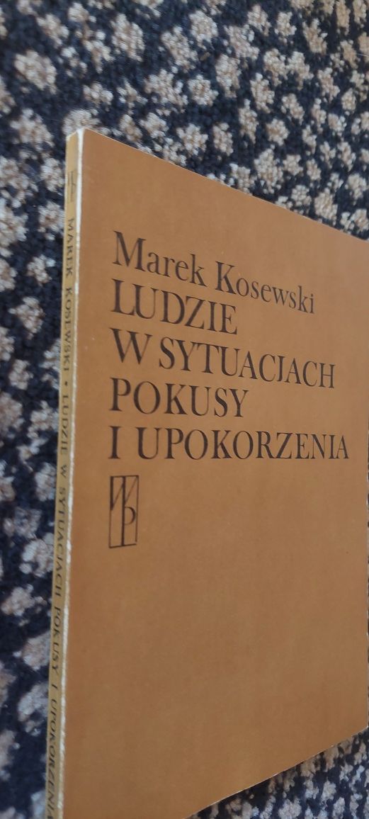 Ludzie w sytuacjach pokusy i upokorzenia Kosewski