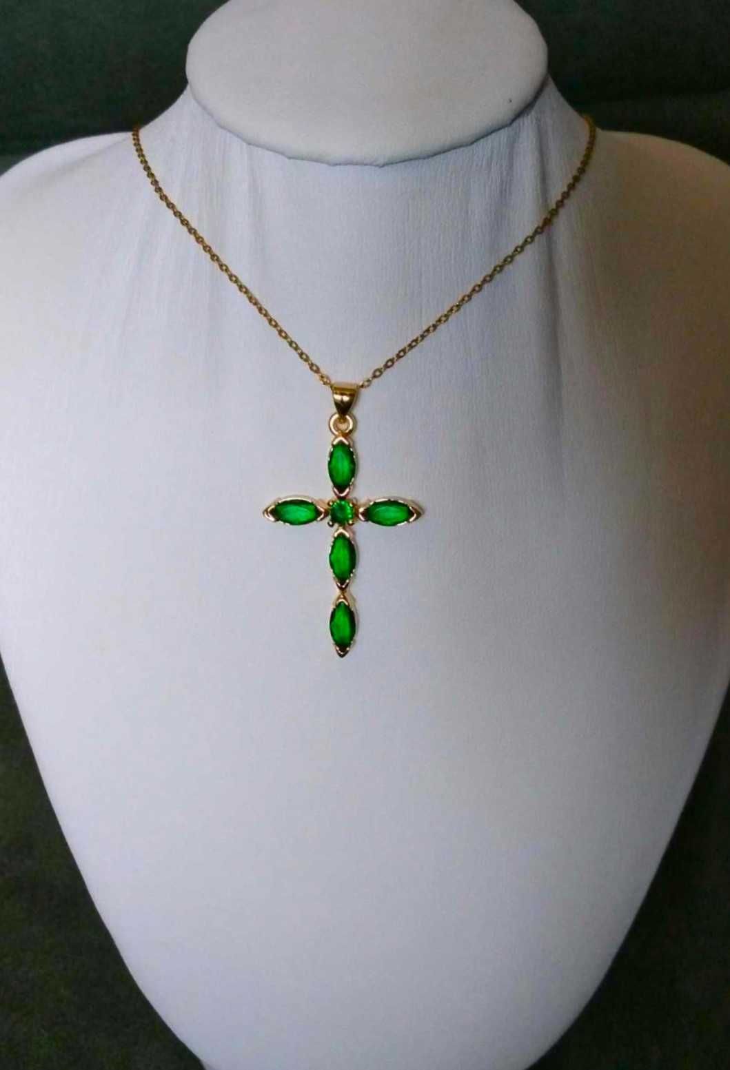 Colar Aço Dourado c/ Cruz de Pedras Verdes NOVO