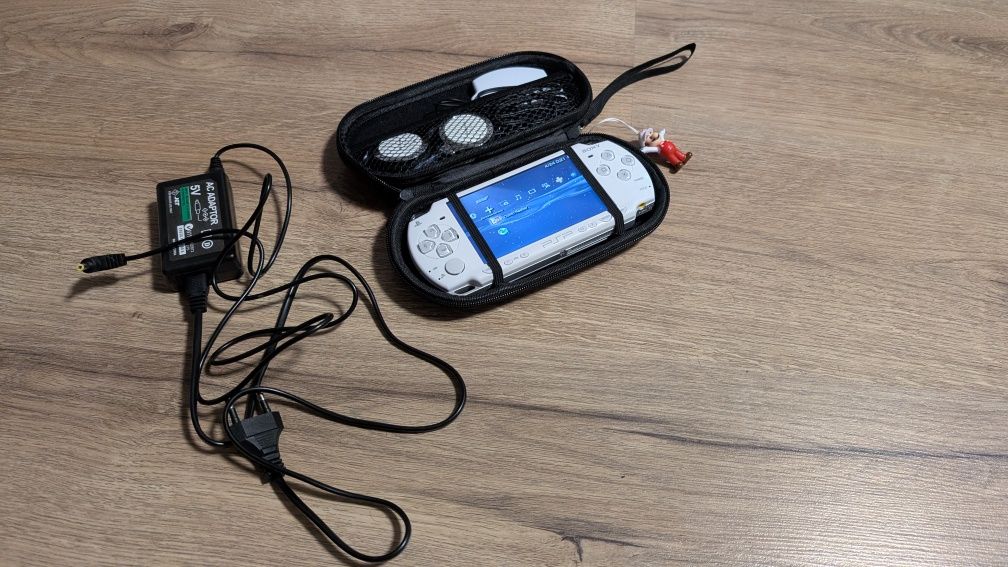 Біла PSP 2000 в гарному стані