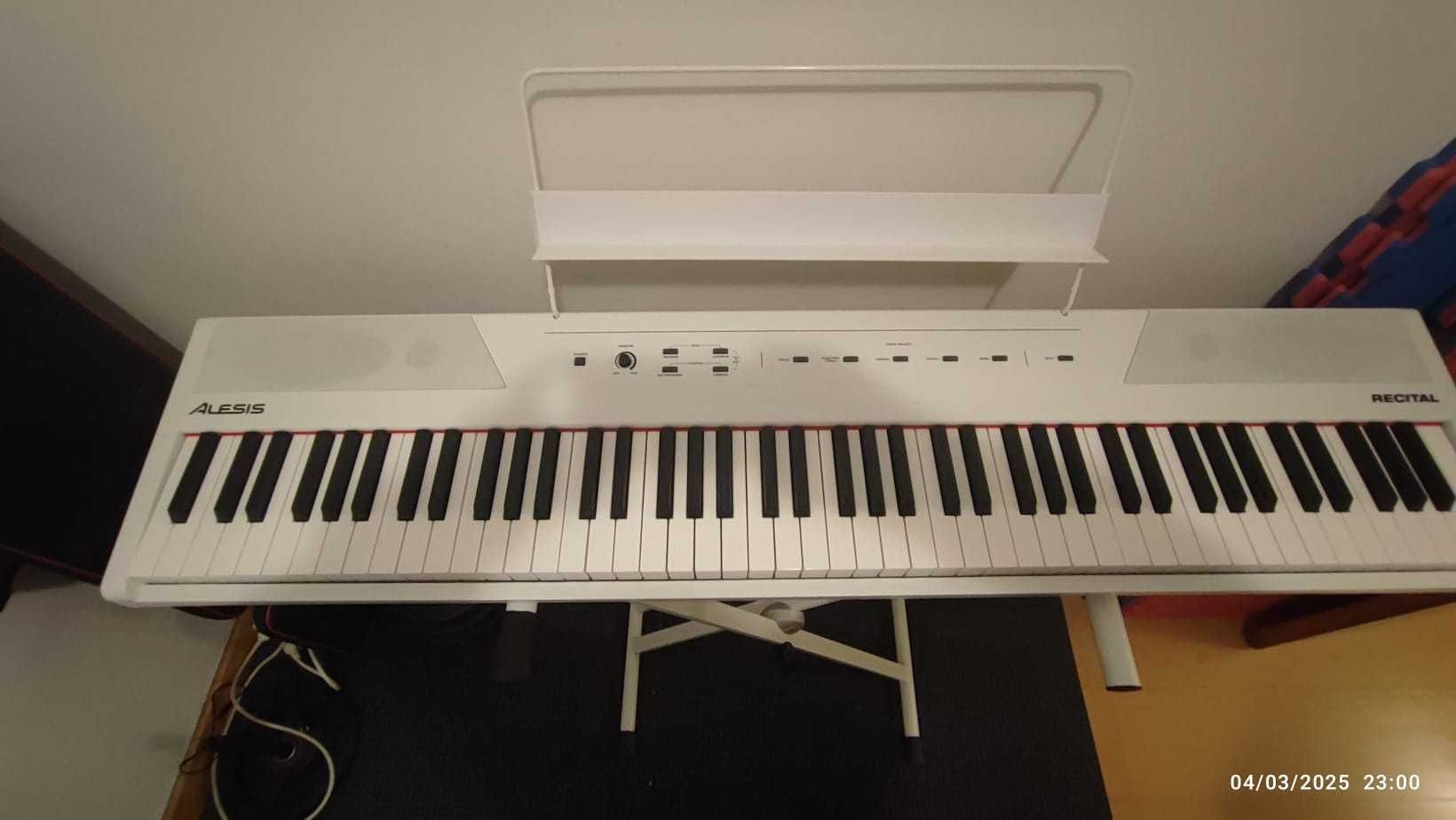 Piano Alesis recital branco como novo e suporte