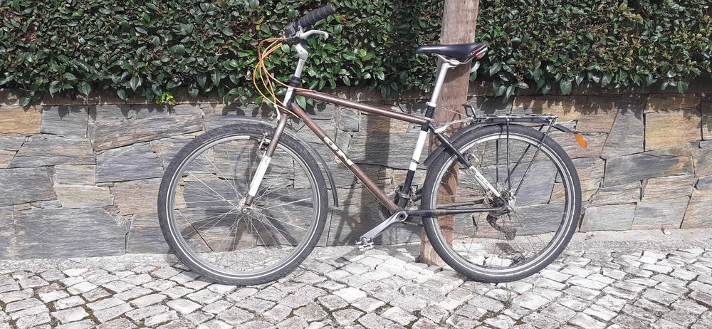 Bicicleta da marca KONA a merecer Restauro