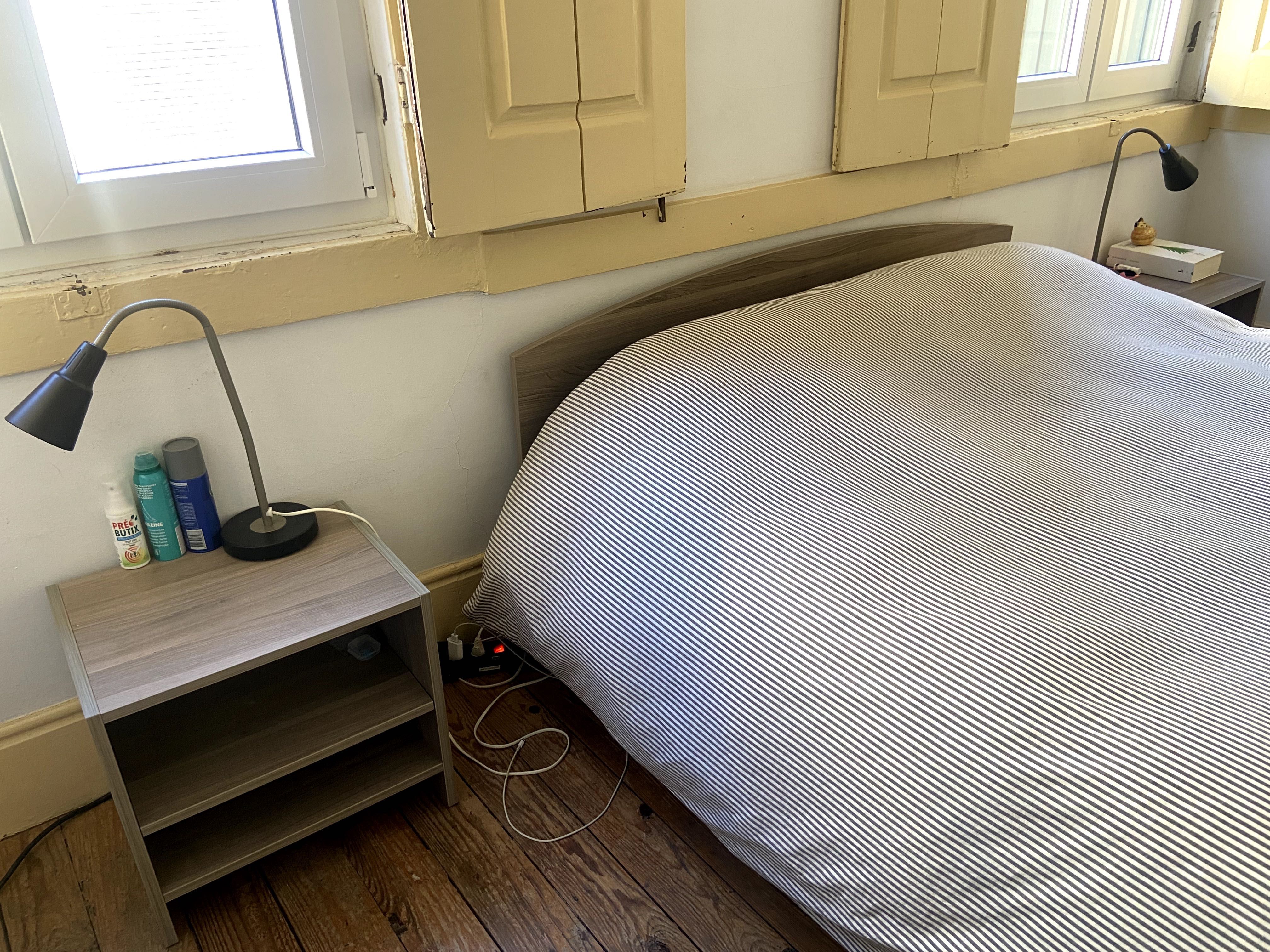cama casal ikea com colchão + mesinhas cabeceira