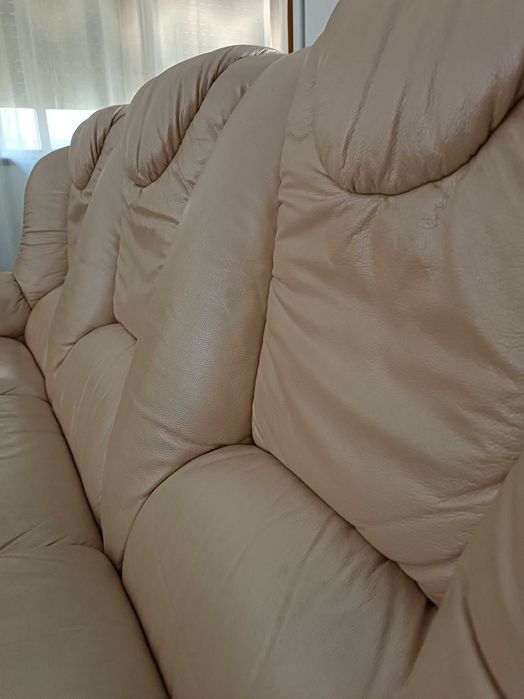 Sofá de três lugares em couro