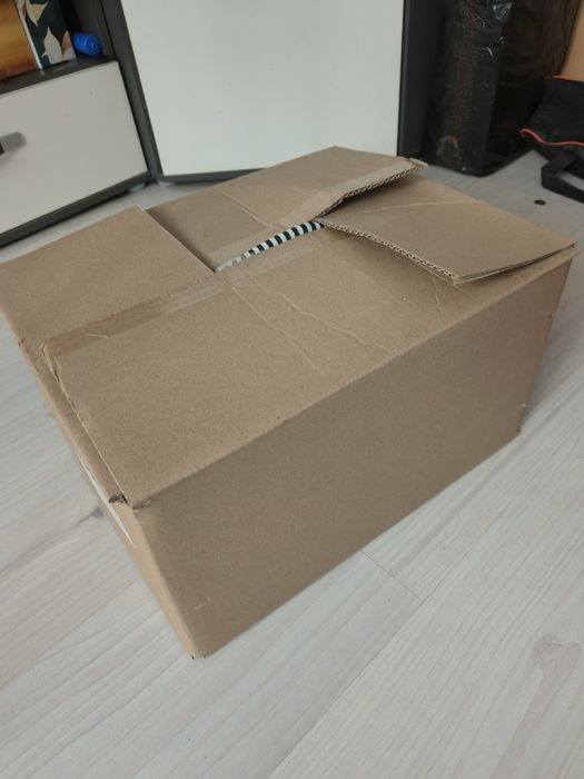 Karton, pudło ubrań