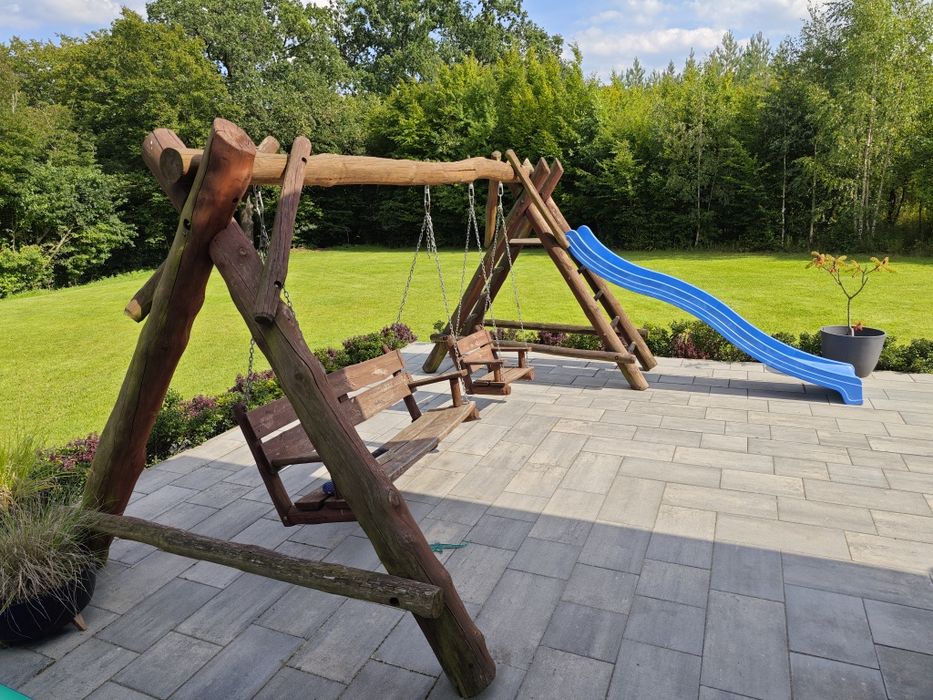 Huśtawka ogrodowa ze zjeżdżalnią.