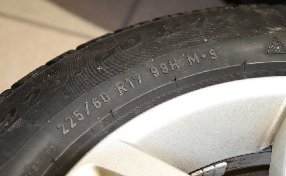 225/60 R17 Pirelli Sottozero Run Flat z felgami aluminiowymi.
