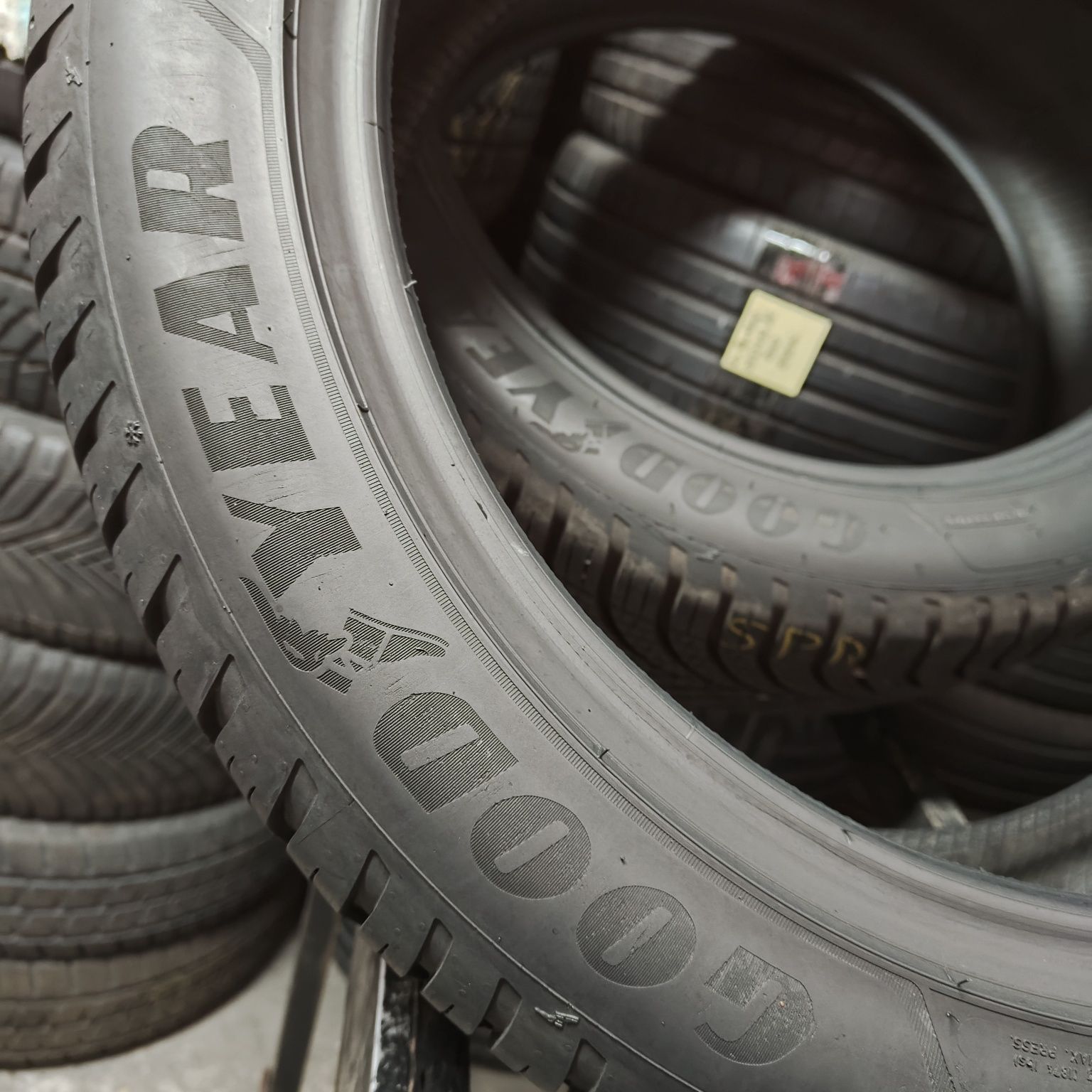 245/45/19 Sprzedam parę opon całorocznych Goodyear