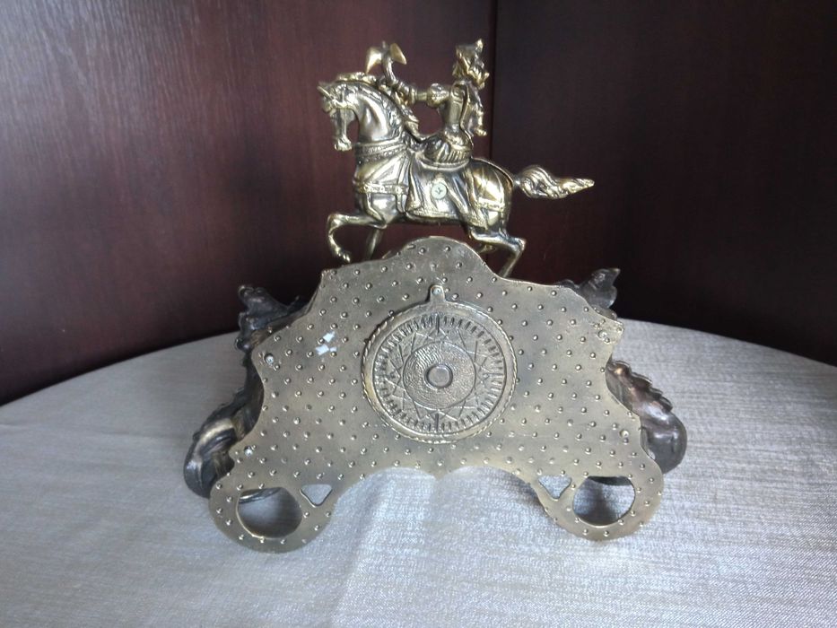 Mosiężny zegar stołowy z figurą polującej kobiety