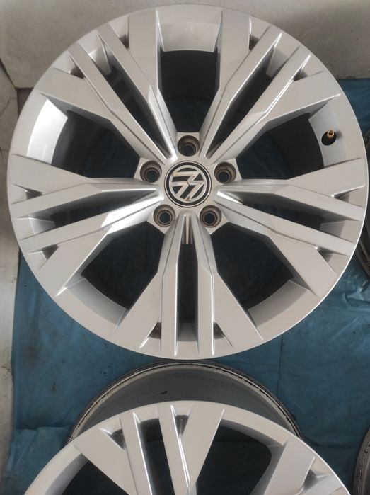 617 Felgi aluminiowe ORYGINAŁ VOLKSWAGEN R 17 5x112 otwór 57,1 B. Ładn