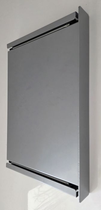 Metalowa szuflada do biurka