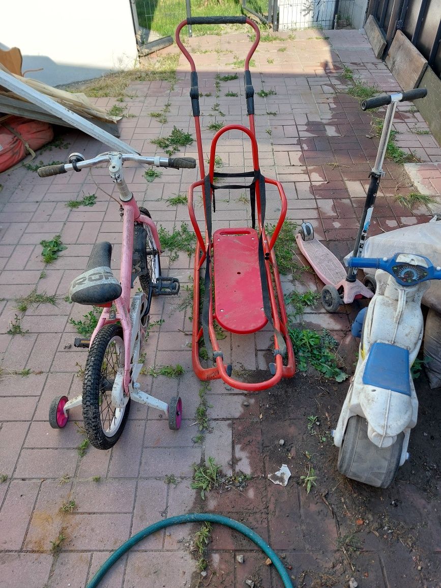 Віддам безкоштовно дитячий "автопарк"