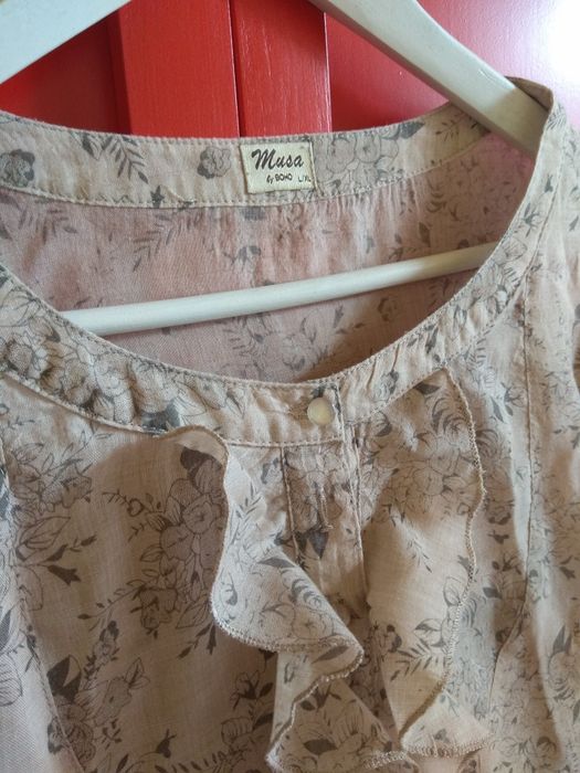 Varias blusas , Sisley,  outras