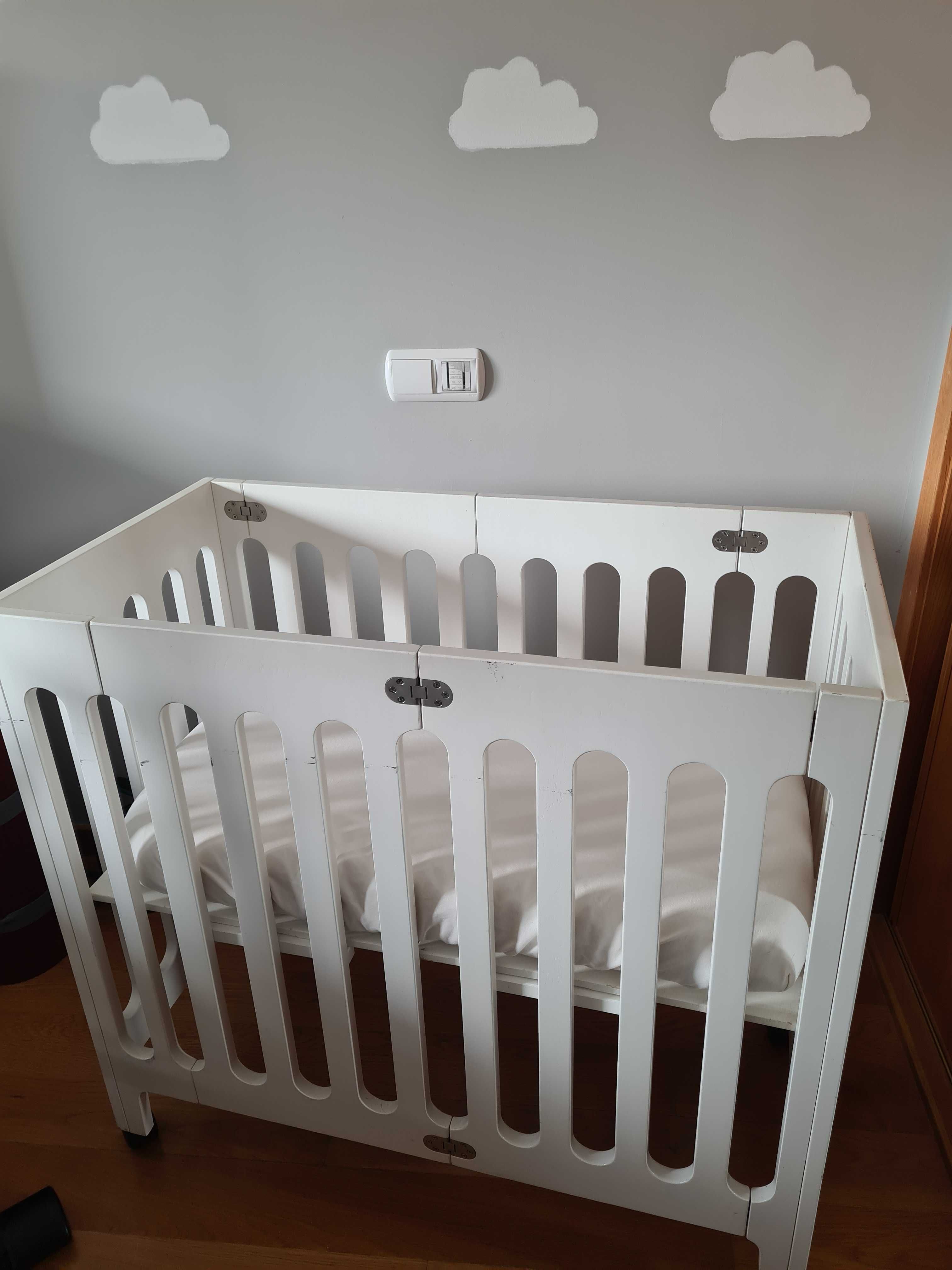 Cama de bebé em madeira com rodinhas