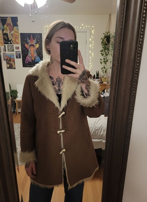 Czekoladowy płaszcz damski z futerkiem w stylu retro old money