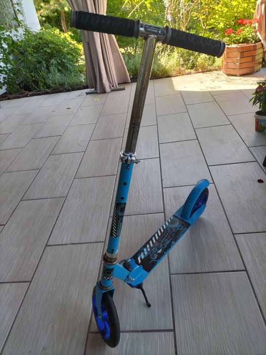 Niebieska hulajnoga dla chłopca