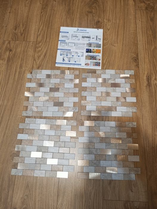 Samoprzylepne plytki