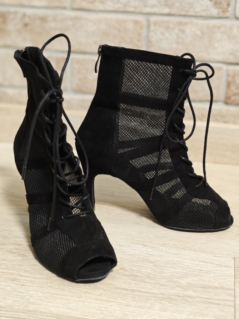 Танцювальне взуття(туфлі для танців) напрямку High heels