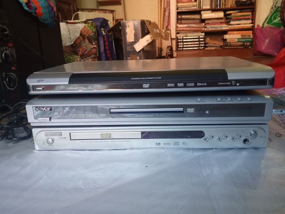 Vários leitores de DVD.
