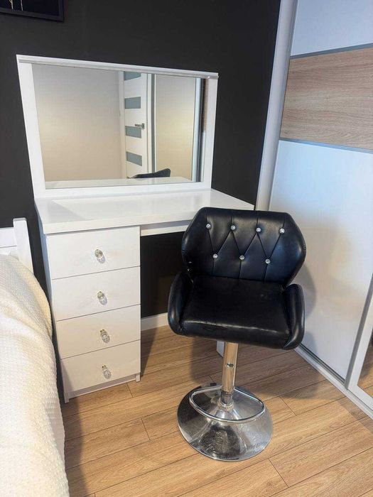 Nowoczesna toaletka z lustrem LED i fotelem używane w dobrym stanie