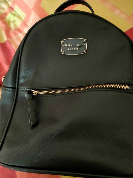 Mochila preta com muito pouco uso