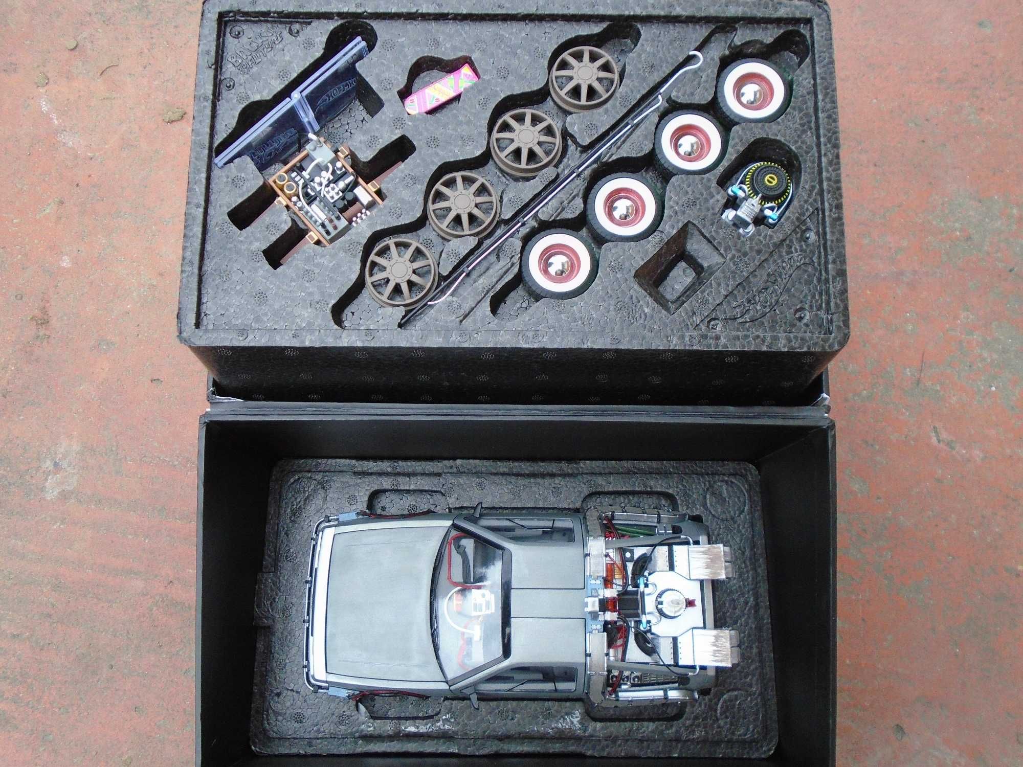 DeLorean DMC-12 Back To The Future Hot Wheels Premium 1:18