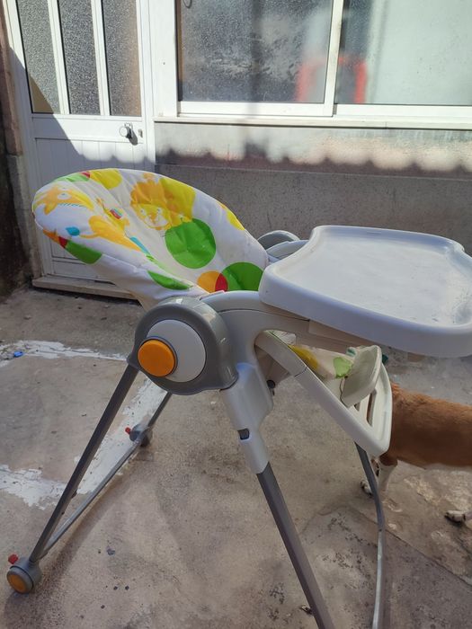 Vendo cadeira que é desde recém nascido pois inclina para trás