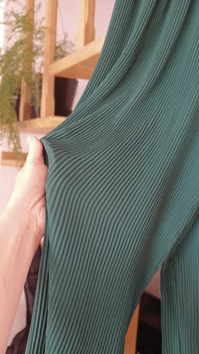 Plisowane szmaragdowe spodnie Vero Moda