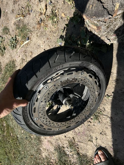 Два колеса діаметром 12 дюймів