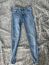 Niebieskie spodnie jeans