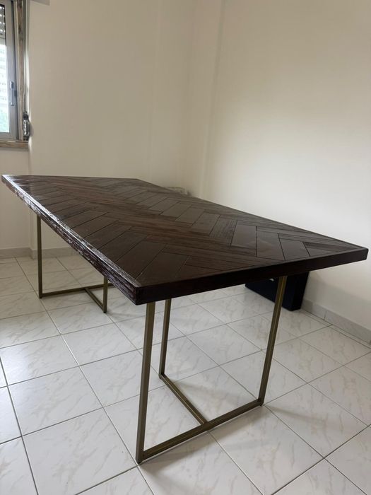 Mesa de jantar de madeira macissa