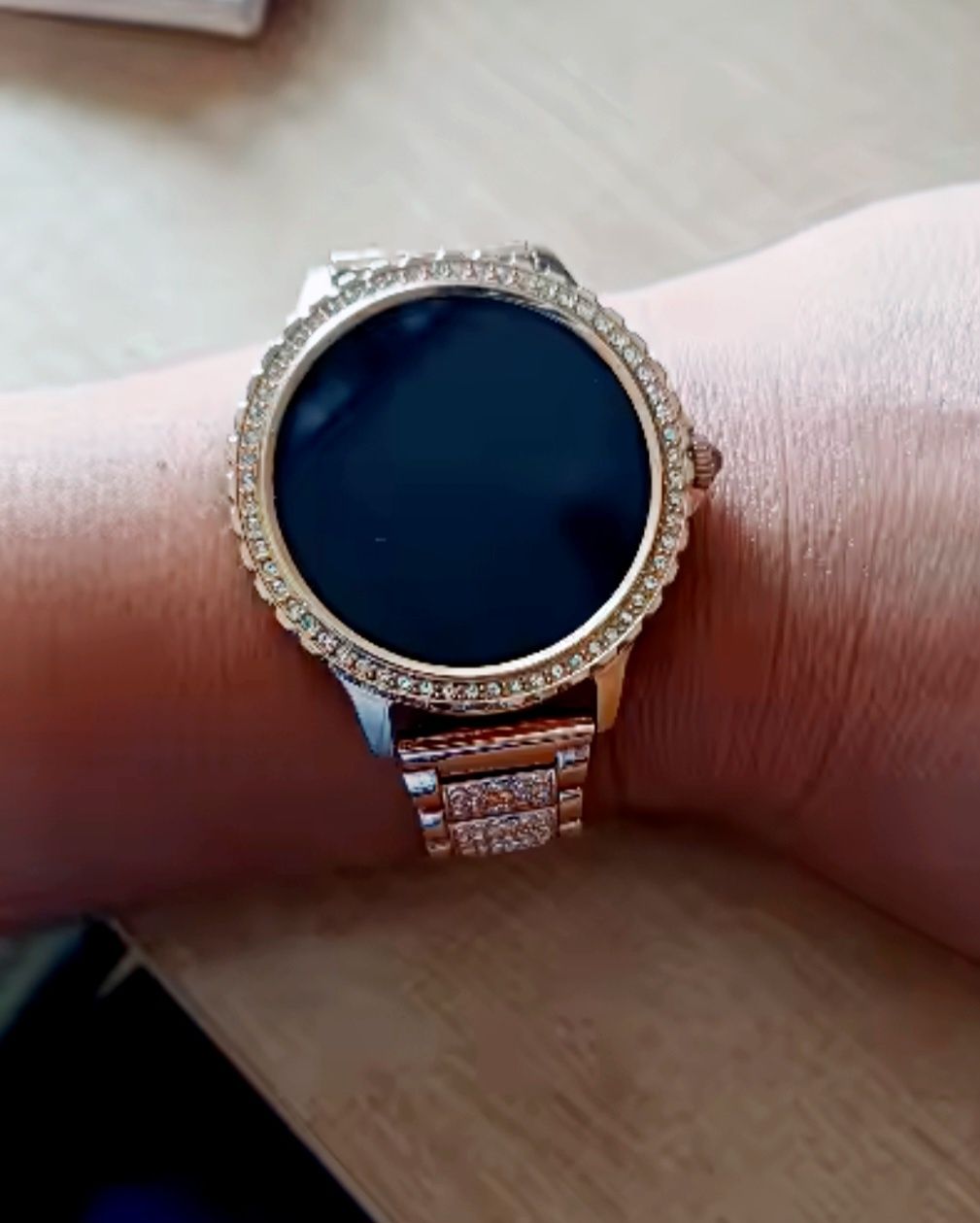 Złoty smartwatch damski J PL