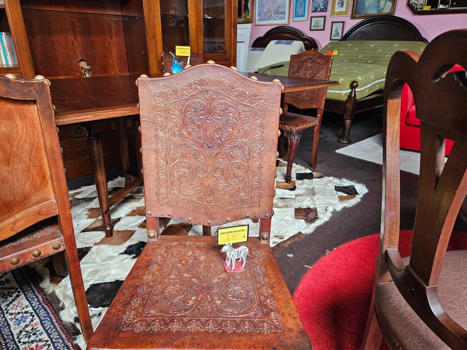 Imponentes cadeiras antigas em madeira e couro - Bom e