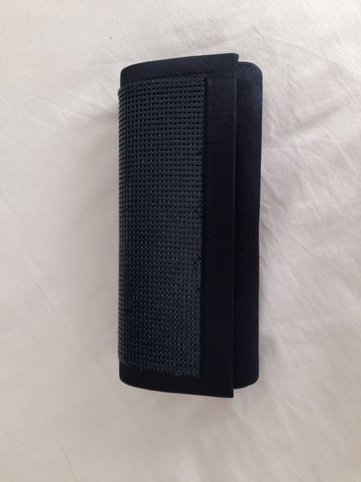 Clutch de cerimónia em tons de azul com pedraria