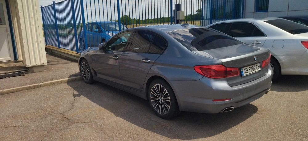 Компанія розпродує авто