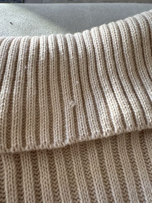 Cieply, beżowy sweter z golfem